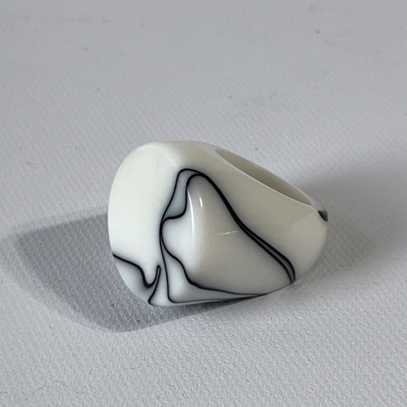 Vintage Lucite Ring Chunky Flat Top Dome White Black Marble Swirl Statement - Picture 6 of 14